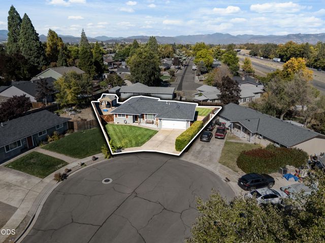 1011 Hermosa Drive, Central Point, OR 97502
