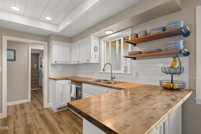 1011 Hermosa Drive, Central Point, OR 97502