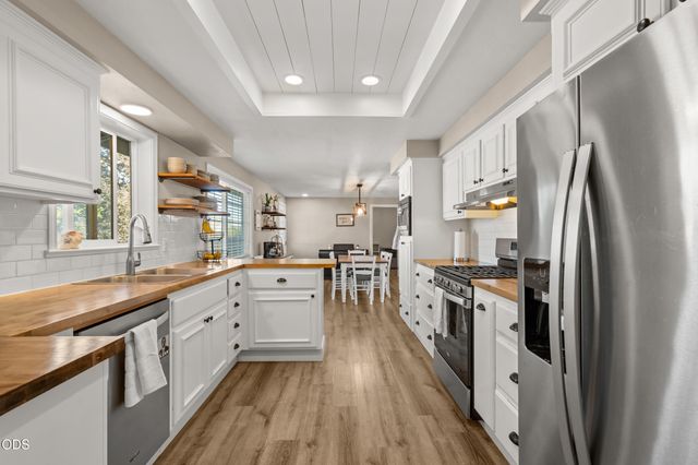 1011 Hermosa Drive, Central Point, OR 97502