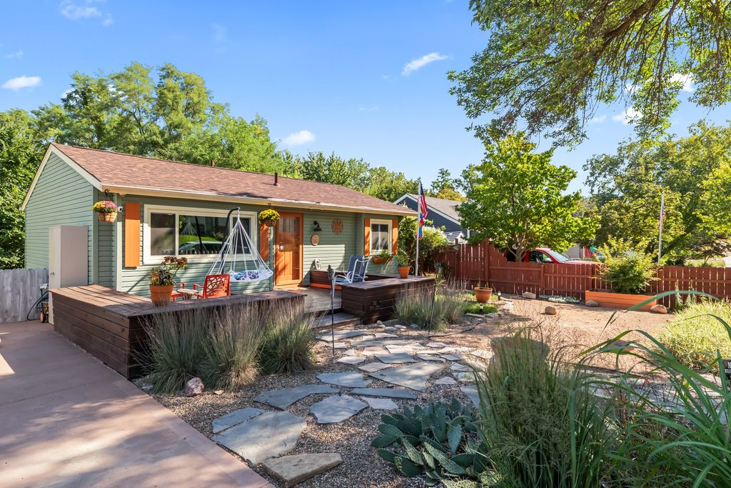 712 E Hackley Avenue, Des Moines, IA 50315