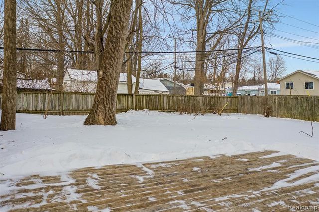 3640 Cass Elizabeth Road, Waterford, MI 48328