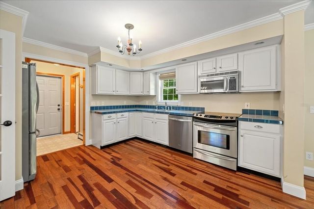 16 Governor Fairbanks Rd, Brimfield, MA 01010