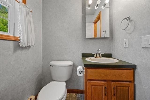 16 Governor Fairbanks Rd, Brimfield, MA 01010