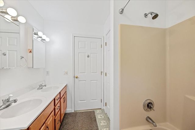 16 Governor Fairbanks Rd, Brimfield, MA 01010