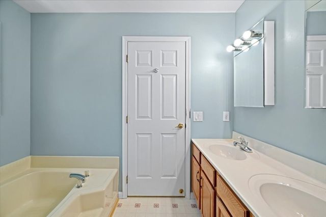 16 Governor Fairbanks Rd, Brimfield, MA 01010