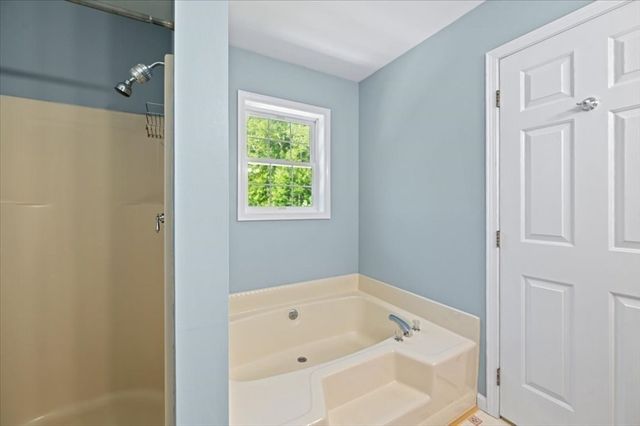 16 Governor Fairbanks Rd, Brimfield, MA 01010