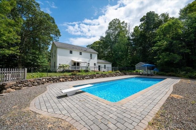 16 Governor Fairbanks Rd, Brimfield, MA 01010