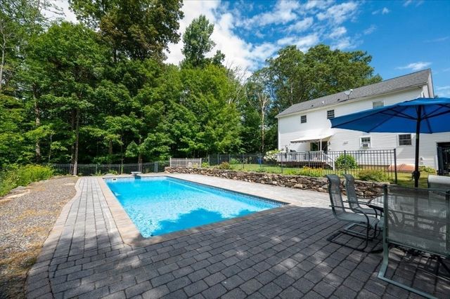 16 Governor Fairbanks Rd, Brimfield, MA 01010