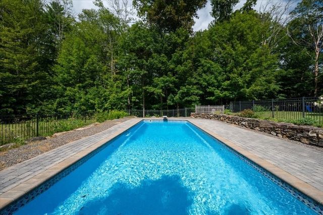 16 Governor Fairbanks Rd, Brimfield, MA 01010
