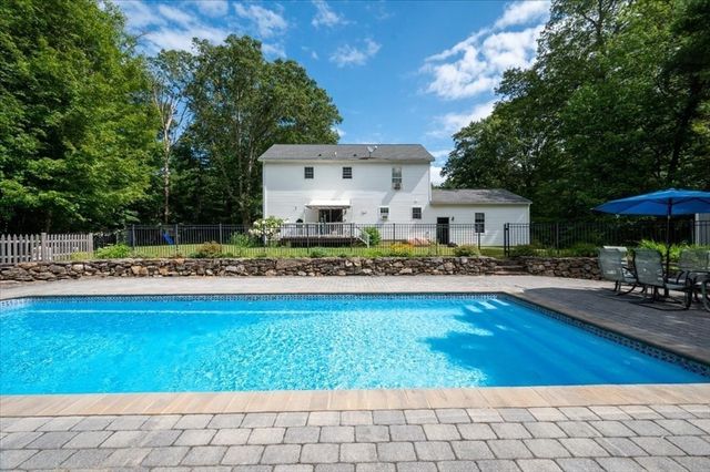 16 Governor Fairbanks Rd, Brimfield, MA 01010