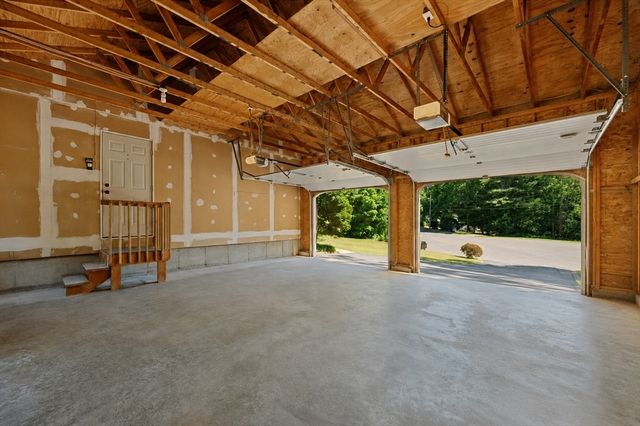 16 Governor Fairbanks Rd, Brimfield, MA 01010
