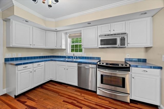 16 Governor Fairbanks Rd, Brimfield, MA 01010
