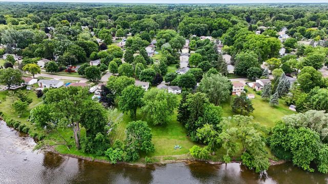 313 Dutch Mill Drive, Flushing, MI 48433