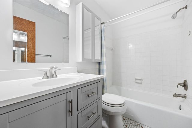 2250 Midland Grove Road 307, Roseville, MN 55113
