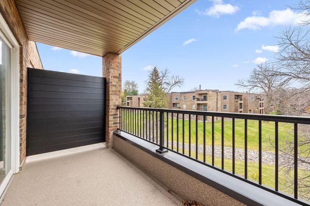 2250 Midland Grove Road 307, Roseville, MN 55113