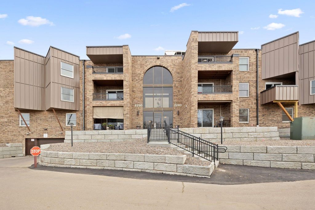 2250 Midland Grove Road 307, Roseville, MN 55113