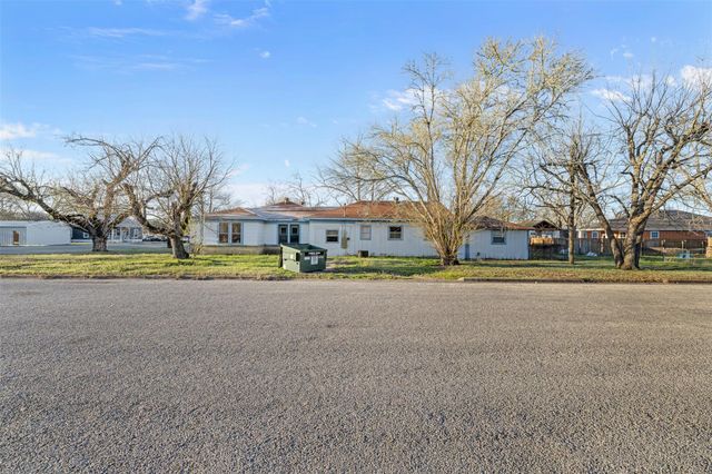 631 S Harris ST, Giddings, TX 78942