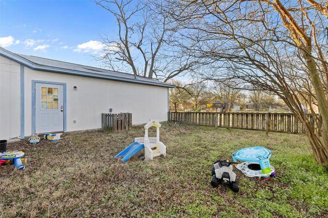 631 S Harris ST, Giddings, TX 78942