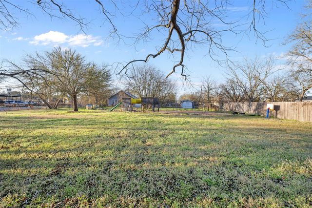631 S Harris ST, Giddings, TX 78942