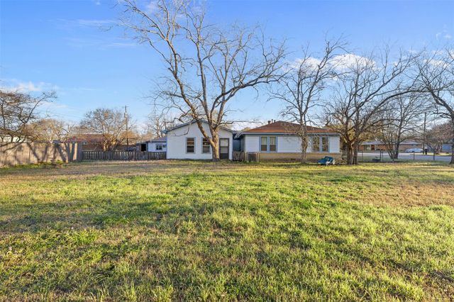 631 S Harris ST, Giddings, TX 78942