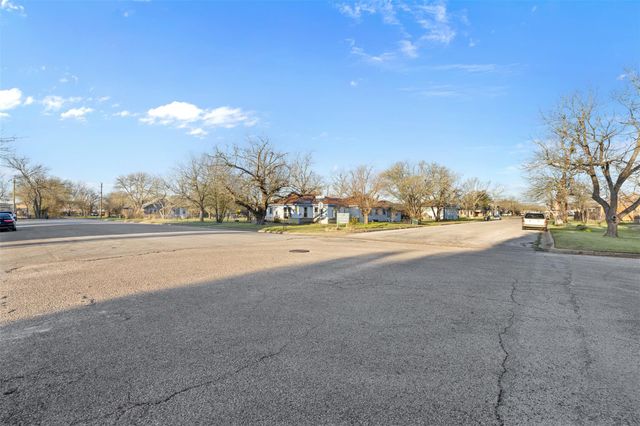 631 S Harris ST, Giddings, TX 78942