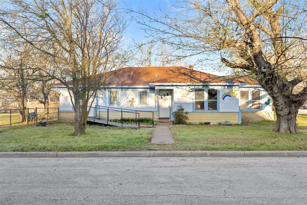 631 S Harris ST, Giddings, TX 78942