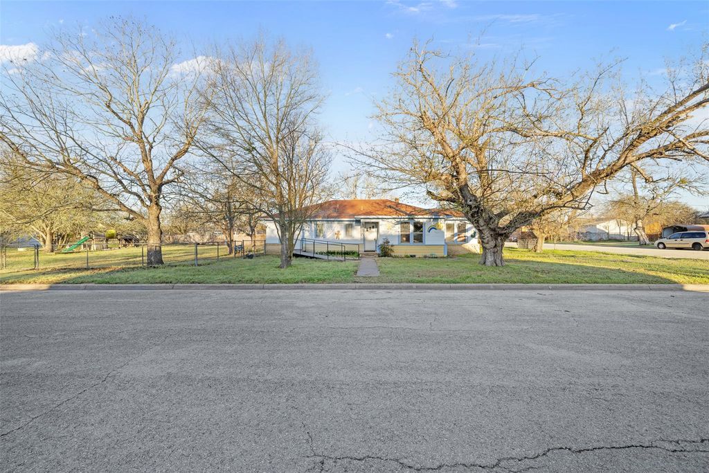 631 S Harris ST, Giddings, TX 78942