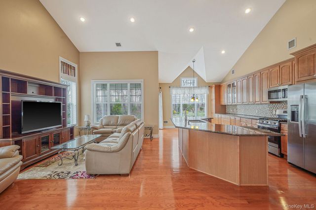 11 Ovation Place, Eastport, NY 11941