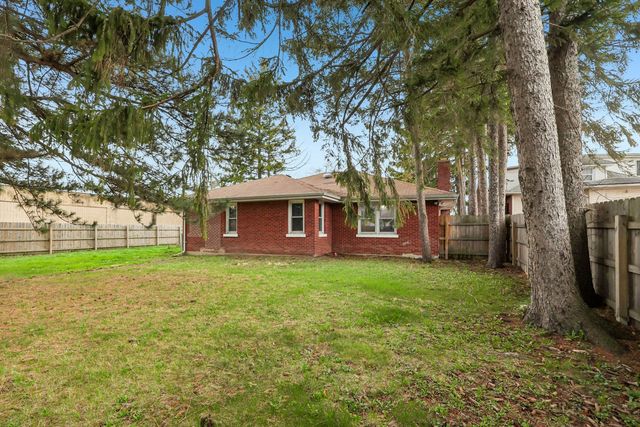 905 S Martin Luther King Jr Avenue, Waukegan, IL 60085