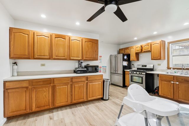 905 S Martin Luther King Jr Avenue, Waukegan, IL 60085