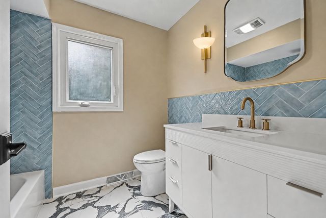 1120 Summit Hills Lane, Naperville, IL 60563