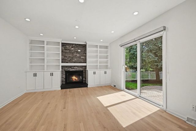 1120 Summit Hills Lane, Naperville, IL 60563