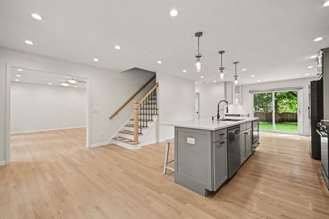 1120 Summit Hills Lane, Naperville, IL 60563