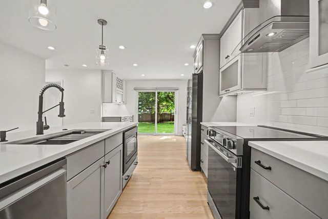 1120 Summit Hills Lane, Naperville, IL 60563