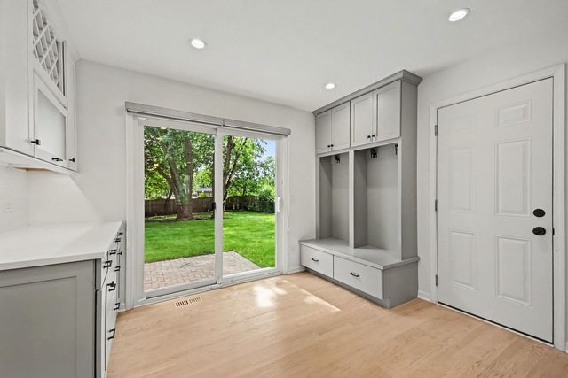 1120 Summit Hills Lane, Naperville, IL 60563