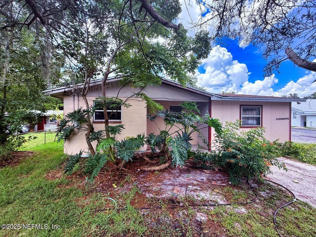1982 GOLDEN GLOW Lane, Jacksonville, FL 32210