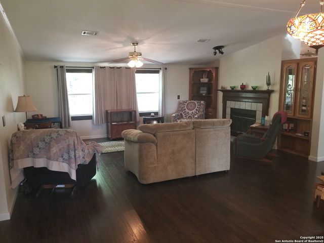 177 laurel ridge, Lakehills, TX 78063