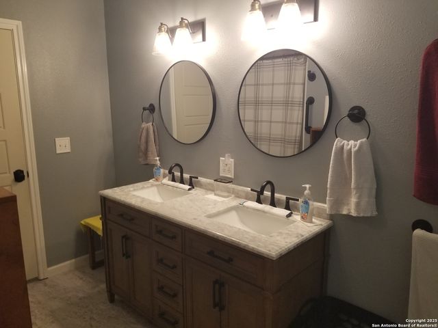 177 laurel ridge, Lakehills, TX 78063