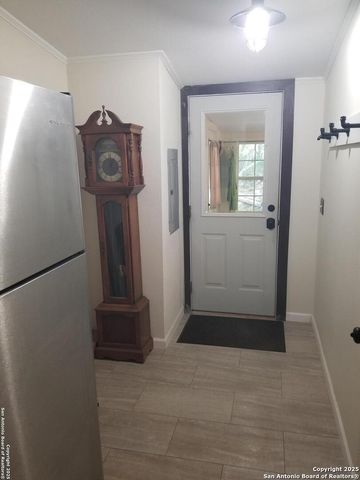 177 laurel ridge, Lakehills, TX 78063