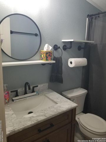 177 laurel ridge, Lakehills, TX 78063