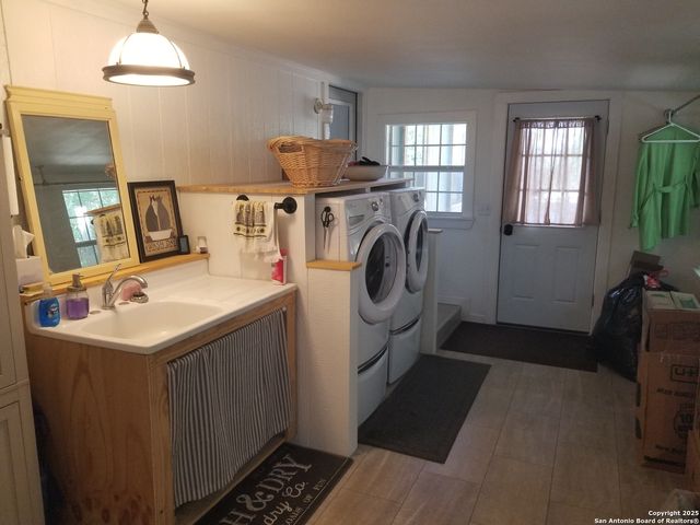 177 laurel ridge, Lakehills, TX 78063