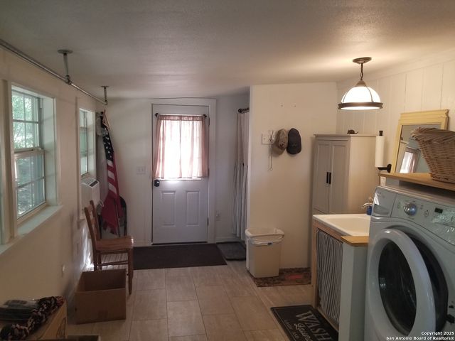 177 laurel ridge, Lakehills, TX 78063