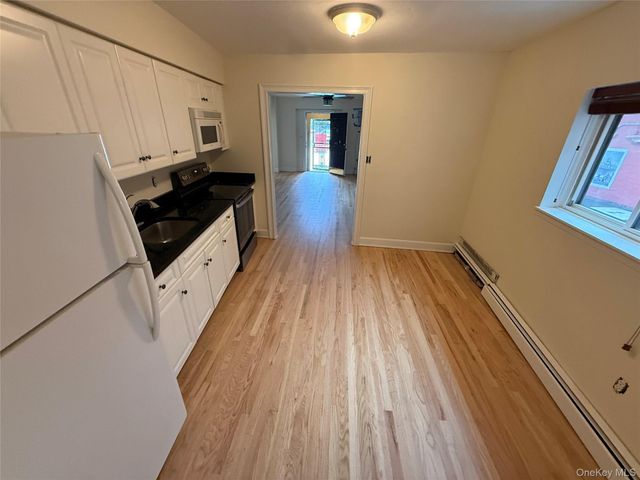 125 C Deer Park Ave, Babylon, NY 11702