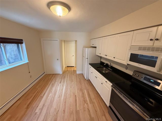 125 C Deer Park Ave, Babylon, NY 11702