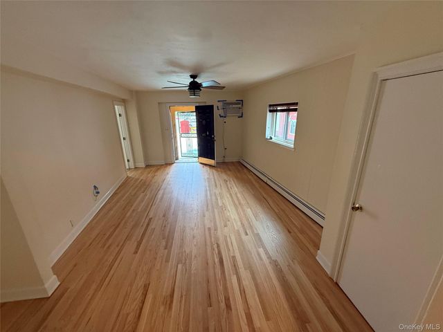 125 C Deer Park Ave, Babylon, NY 11702