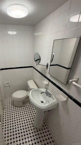 125 C Deer Park Ave, Babylon, NY 11702
