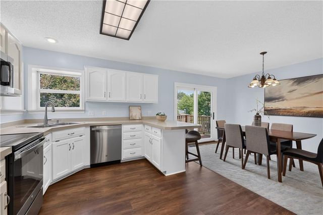 706 Holiday Drive, Lansing, KS 66043