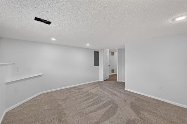 706 Holiday Drive, Lansing, KS 66043