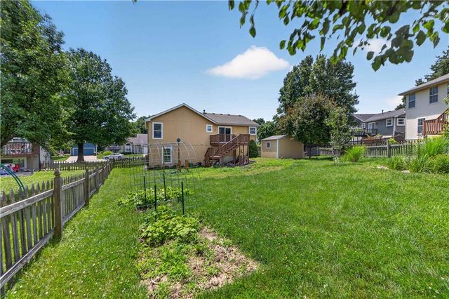 706 Holiday Drive, Lansing, KS 66043