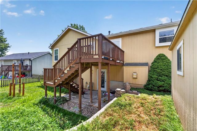 706 Holiday Drive, Lansing, KS 66043